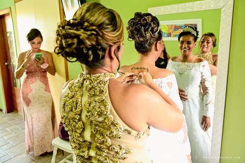 chacara do mosteiro, casamento, dia da noiva, gattos coiffeur, gaby da gattos, buffet sampaio, buque rosa, cerimonia no buffet, doces finos, noivo de preto, jeep compass, cadeira de cristal, valsa dos noivos, noiva, noivo , fabiana e julio'