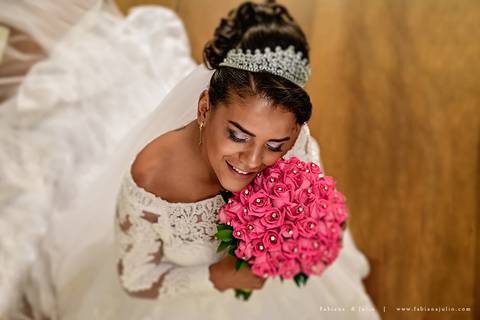 chacara do mosteiro, casamento, dia da noiva, gattos coiffeur, gaby da gattos, buffet sampaio, buque rosa, cerimonia no buffet, doces finos, noivo de preto, jeep compass, cadeira de cristal, valsa dos noivos, noiva, noivo , fabiana e julio'