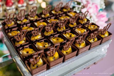 chacara do mosteiro, casamento, dia da noiva, gattos coiffeur, gaby da gattos, buffet sampaio, buque rosa, cerimonia no buffet, doces finos, noivo de preto, jeep compass, cadeira de cristal, valsa dos noivos, noiva, noivo , fabiana e julio'