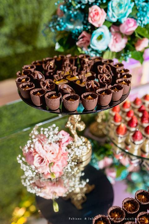 chacara do mosteiro, casamento, dia da noiva, gattos coiffeur, gaby da gattos, buffet sampaio, buque rosa, cerimonia no buffet, doces finos, noivo de preto, jeep compass, cadeira de cristal, valsa dos noivos, noiva, noivo , fabiana e julio'