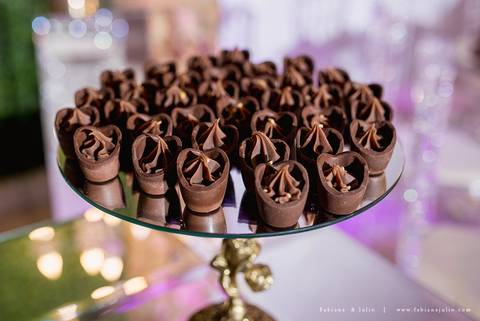 chacara do mosteiro, casamento, dia da noiva, gattos coiffeur, gaby da gattos, buffet sampaio, buque rosa, cerimonia no buffet, doces finos, noivo de preto, jeep compass, cadeira de cristal, valsa dos noivos, noiva, noivo , fabiana e julio'