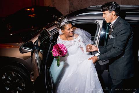 chacara do mosteiro, casamento, dia da noiva, gattos coiffeur, gaby da gattos, buffet sampaio, buque rosa, cerimonia no buffet, doces finos, noivo de preto, jeep compass, cadeira de cristal, valsa dos noivos, noiva, noivo , fabiana e julio'