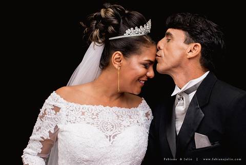 chacara do mosteiro, casamento, dia da noiva, gattos coiffeur, gaby da gattos, buffet sampaio, buque rosa, cerimonia no buffet, doces finos, noivo de preto, jeep compass, cadeira de cristal, valsa dos noivos, noiva, noivo , fabiana e julio'