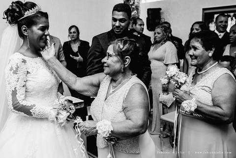 chacara do mosteiro, casamento, dia da noiva, gattos coiffeur, gaby da gattos, buffet sampaio, buque rosa, cerimonia no buffet, doces finos, noivo de preto, jeep compass, cadeira de cristal, valsa dos noivos, noiva, noivo , fabiana e julio'