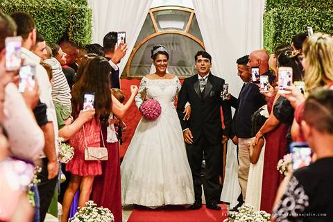 chacara do mosteiro, casamento, dia da noiva, gattos coiffeur, gaby da gattos, buffet sampaio, buque rosa, cerimonia no buffet, doces finos, noivo de preto, jeep compass, cadeira de cristal, valsa dos noivos, noiva, noivo , fabiana e julio'