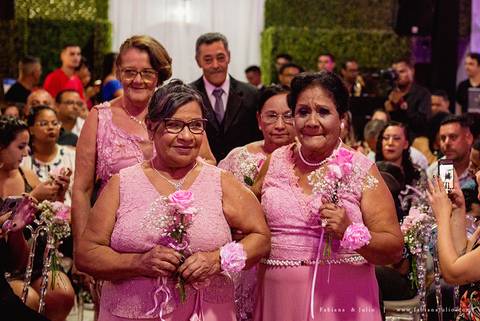 chacara do mosteiro, casamento, dia da noiva, gattos coiffeur, gaby da gattos, buffet sampaio, buque rosa, cerimonia no buffet, doces finos, noivo de preto, jeep compass, cadeira de cristal, valsa dos noivos, noiva, noivo , fabiana e julio'