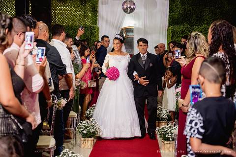 chacara do mosteiro, casamento, dia da noiva, gattos coiffeur, gaby da gattos, buffet sampaio, buque rosa, cerimonia no buffet, doces finos, noivo de preto, jeep compass, cadeira de cristal, valsa dos noivos, noiva, noivo , fabiana e julio'