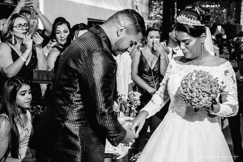 chacara do mosteiro, casamento, dia da noiva, gattos coiffeur, gaby da gattos, buffet sampaio, buque rosa, cerimonia no buffet, doces finos, noivo de preto, jeep compass, cadeira de cristal, valsa dos noivos, noiva, noivo , fabiana e julio'