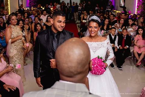 chacara do mosteiro, casamento, dia da noiva, gattos coiffeur, gaby da gattos, buffet sampaio, buque rosa, cerimonia no buffet, doces finos, noivo de preto, jeep compass, cadeira de cristal, valsa dos noivos, noiva, noivo , fabiana e julio'