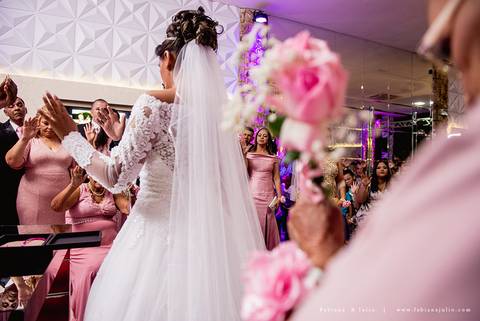 chacara do mosteiro, casamento, dia da noiva, gattos coiffeur, gaby da gattos, buffet sampaio, buque rosa, cerimonia no buffet, doces finos, noivo de preto, jeep compass, cadeira de cristal, valsa dos noivos, noiva, noivo , fabiana e julio'