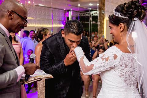 chacara do mosteiro, casamento, dia da noiva, gattos coiffeur, gaby da gattos, buffet sampaio, buque rosa, cerimonia no buffet, doces finos, noivo de preto, jeep compass, cadeira de cristal, valsa dos noivos, noiva, noivo , fabiana e julio'