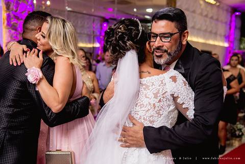 chacara do mosteiro, casamento, dia da noiva, gattos coiffeur, gaby da gattos, buffet sampaio, buque rosa, cerimonia no buffet, doces finos, noivo de preto, jeep compass, cadeira de cristal, valsa dos noivos, noiva, noivo , fabiana e julio'