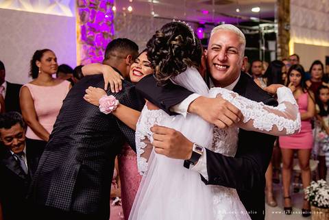 chacara do mosteiro, casamento, dia da noiva, gattos coiffeur, gaby da gattos, buffet sampaio, buque rosa, cerimonia no buffet, doces finos, noivo de preto, jeep compass, cadeira de cristal, valsa dos noivos, noiva, noivo , fabiana e julio'