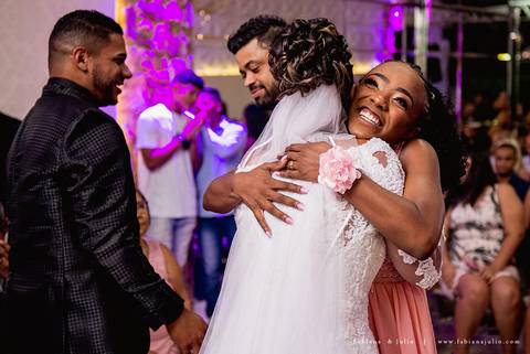 chacara do mosteiro, casamento, dia da noiva, gattos coiffeur, gaby da gattos, buffet sampaio, buque rosa, cerimonia no buffet, doces finos, noivo de preto, jeep compass, cadeira de cristal, valsa dos noivos, noiva, noivo , fabiana e julio'