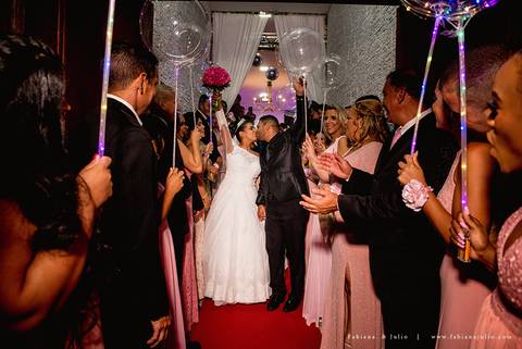 chacara do mosteiro, casamento, dia da noiva, gattos coiffeur, gaby da gattos, buffet sampaio, buque rosa, cerimonia no buffet, doces finos, noivo de preto, jeep compass, cadeira de cristal, valsa dos noivos, noiva, noivo , fabiana e julio'