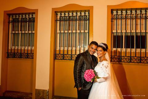 chacara do mosteiro, casamento, dia da noiva, gattos coiffeur, gaby da gattos, buffet sampaio, buque rosa, cerimonia no buffet, doces finos, noivo de preto, jeep compass, cadeira de cristal, valsa dos noivos, noiva, noivo , fabiana e julio'