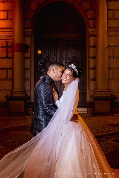 chacara do mosteiro, casamento, dia da noiva, gattos coiffeur, gaby da gattos, buffet sampaio, buque rosa, cerimonia no buffet, doces finos, noivo de preto, jeep compass, cadeira de cristal, valsa dos noivos, noiva, noivo , fabiana e julio'