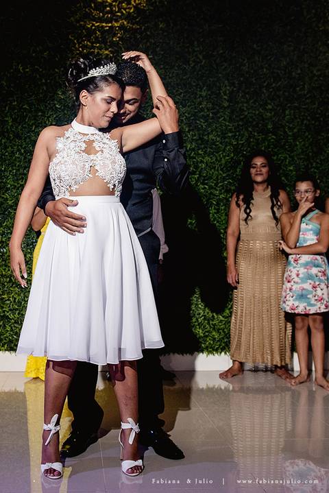 chacara do mosteiro, casamento, dia da noiva, gattos coiffeur, gaby da gattos, buffet sampaio, buque rosa, cerimonia no buffet, doces finos, noivo de preto, jeep compass, cadeira de cristal, valsa dos noivos, noiva, noivo , fabiana e julio'