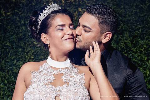 chacara do mosteiro, casamento, dia da noiva, gattos coiffeur, gaby da gattos, buffet sampaio, buque rosa, cerimonia no buffet, doces finos, noivo de preto, jeep compass, cadeira de cristal, valsa dos noivos, noiva, noivo , fabiana e julio'