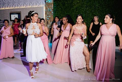 chacara do mosteiro, casamento, dia da noiva, gattos coiffeur, gaby da gattos, buffet sampaio, buque rosa, cerimonia no buffet, doces finos, noivo de preto, jeep compass, cadeira de cristal, valsa dos noivos, noiva, noivo , fabiana e julio'