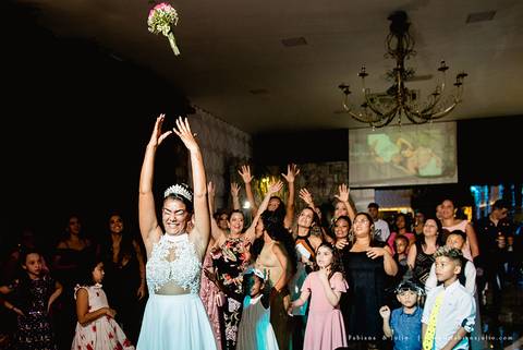 chacara do mosteiro, casamento, dia da noiva, gattos coiffeur, gaby da gattos, buffet sampaio, buque rosa, cerimonia no buffet, doces finos, noivo de preto, jeep compass, cadeira de cristal, valsa dos noivos, noiva, noivo , fabiana e julio'