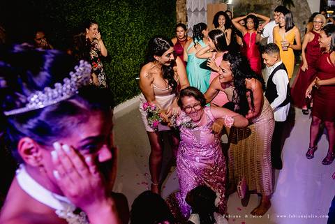 chacara do mosteiro, casamento, dia da noiva, gattos coiffeur, gaby da gattos, buffet sampaio, buque rosa, cerimonia no buffet, doces finos, noivo de preto, jeep compass, cadeira de cristal, valsa dos noivos, noiva, noivo , fabiana e julio'