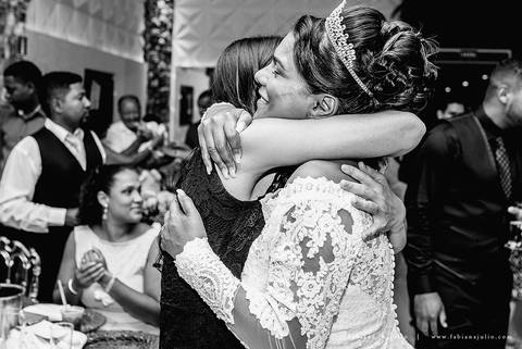 chacara do mosteiro, casamento, dia da noiva, gattos coiffeur, gaby da gattos, buffet sampaio, buque rosa, cerimonia no buffet, doces finos, noivo de preto, jeep compass, cadeira de cristal, valsa dos noivos, noiva, noivo , fabiana e julio'