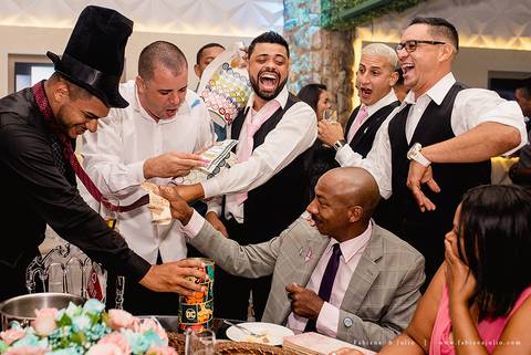 chacara do mosteiro, casamento, dia da noiva, gattos coiffeur, gaby da gattos, buffet sampaio, buque rosa, cerimonia no buffet, doces finos, noivo de preto, jeep compass, cadeira de cristal, valsa dos noivos, noiva, noivo , fabiana e julio'