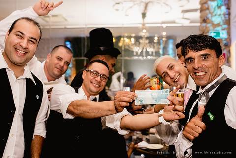 chacara do mosteiro, casamento, dia da noiva, gattos coiffeur, gaby da gattos, buffet sampaio, buque rosa, cerimonia no buffet, doces finos, noivo de preto, jeep compass, cadeira de cristal, valsa dos noivos, noiva, noivo , fabiana e julio'