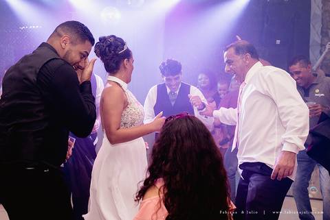 chacara do mosteiro, casamento, dia da noiva, gattos coiffeur, gaby da gattos, buffet sampaio, buque rosa, cerimonia no buffet, doces finos, noivo de preto, jeep compass, cadeira de cristal, valsa dos noivos, noiva, noivo , fabiana e julio'