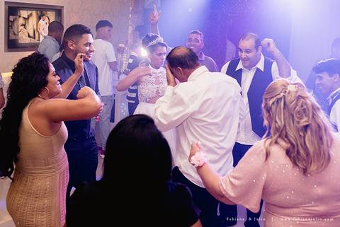 chacara do mosteiro, casamento, dia da noiva, gattos coiffeur, gaby da gattos, buffet sampaio, buque rosa, cerimonia no buffet, doces finos, noivo de preto, jeep compass, cadeira de cristal, valsa dos noivos, noiva, noivo , fabiana e julio'