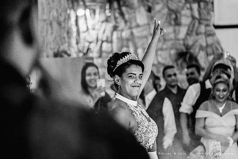 chacara do mosteiro, casamento, dia da noiva, gattos coiffeur, gaby da gattos, buffet sampaio, buque rosa, cerimonia no buffet, doces finos, noivo de preto, jeep compass, cadeira de cristal, valsa dos noivos, noiva, noivo , fabiana e julio'