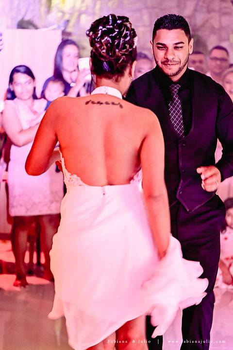 chacara do mosteiro, casamento, dia da noiva, gattos coiffeur, gaby da gattos, buffet sampaio, buque rosa, cerimonia no buffet, doces finos, noivo de preto, jeep compass, cadeira de cristal, valsa dos noivos, noiva, noivo , fabiana e julio'