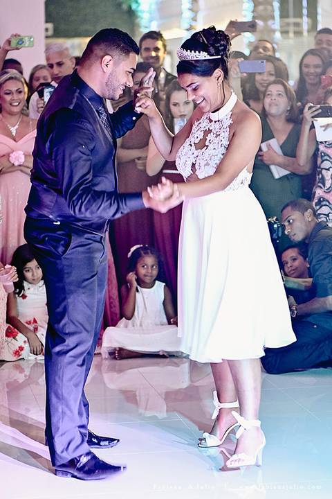 chacara do mosteiro, casamento, dia da noiva, gattos coiffeur, gaby da gattos, buffet sampaio, buque rosa, cerimonia no buffet, doces finos, noivo de preto, jeep compass, cadeira de cristal, valsa dos noivos, noiva, noivo , fabiana e julio'