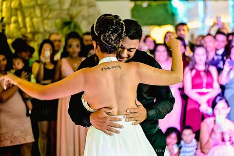 chacara do mosteiro, casamento, dia da noiva, gattos coiffeur, gaby da gattos, buffet sampaio, buque rosa, cerimonia no buffet, doces finos, noivo de preto, jeep compass, cadeira de cristal, valsa dos noivos, noiva, noivo , fabiana e julio'