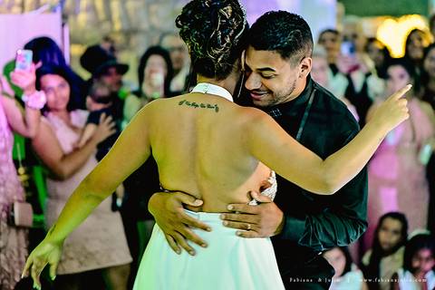 chacara do mosteiro, casamento, dia da noiva, gattos coiffeur, gaby da gattos, buffet sampaio, buque rosa, cerimonia no buffet, doces finos, noivo de preto, jeep compass, cadeira de cristal, valsa dos noivos, noiva, noivo , fabiana e julio'