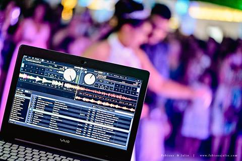 chacara do mosteiro, casamento, dia da noiva, gattos coiffeur, gaby da gattos, buffet sampaio, buque rosa, cerimonia no buffet, doces finos, noivo de preto, jeep compass, cadeira de cristal, valsa dos noivos, noiva, noivo , fabiana e julio'