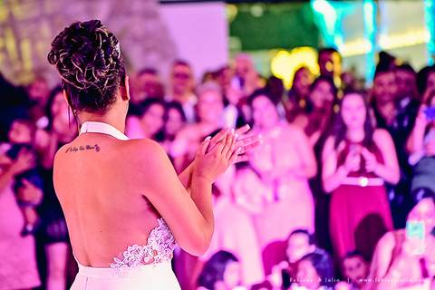 chacara do mosteiro, casamento, dia da noiva, gattos coiffeur, gaby da gattos, buffet sampaio, buque rosa, cerimonia no buffet, doces finos, noivo de preto, jeep compass, cadeira de cristal, valsa dos noivos, noiva, noivo , fabiana e julio'