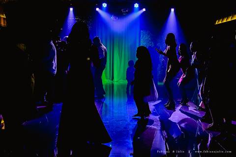 chacara do mosteiro, casamento, dia da noiva, gattos coiffeur, gaby da gattos, buffet sampaio, buque rosa, cerimonia no buffet, doces finos, noivo de preto, jeep compass, cadeira de cristal, valsa dos noivos, noiva, noivo , fabiana e julio'