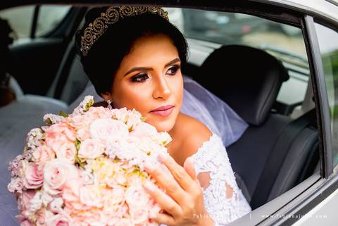 mariana assis, dia da noiva, loubg mariana assis, acic, casamento no acic, shamah flores, buque rosa, ursinho para daminha, daminha com urso, alianças no urso, vestido de noiva, fabiana e julio, fotografia de casamento, igreja são franscido de assis cubat'