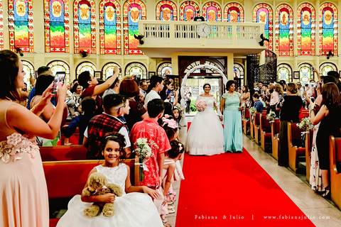 mariana assis, dia da noiva, loubg mariana assis, acic, casamento no acic, shamah flores, buque rosa, ursinho para daminha, daminha com urso, alianças no urso, vestido de noiva, fabiana e julio, fotografia de casamento, azahoo, terno azul'