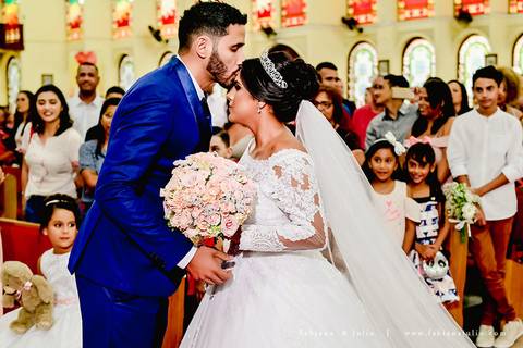 mariana assis, dia da noiva, loubg mariana assis, acic, casamento no acic, shamah flores, buque rosa, ursinho para daminha, daminha com urso, alianças no urso, vestido de noiva, fabiana e julio, fotografia de casamento, azahoo, terno azul'