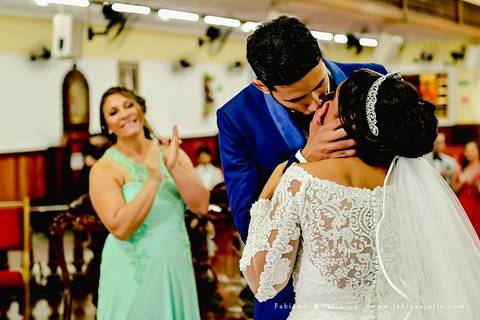 mariana assis, dia da noiva, loubg mariana assis, acic, casamento no acic, shamah flores, buque rosa, ursinho para daminha, daminha com urso, alianças no urso, vestido de noiva, fabiana e julio, fotografia de casamento, azahoo, terno azul'