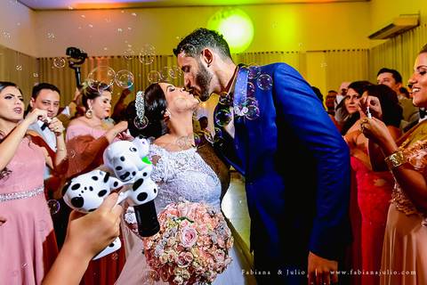 mariana assis, dia da noiva, loubg mariana assis, acic, casamento no acic, shamah flores, buque rosa, ursinho para daminha, daminha com urso, alianças no urso, vestido de noiva, fabiana e julio, fotografia de casamento, azahoo, terno azul'