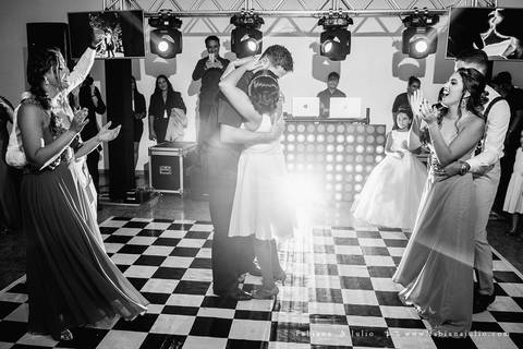 mariana assis, dia da noiva, loubg mariana assis, acic, casamento no acic, shamah flores, buque rosa, ursinho para daminha, daminha com urso, alianças no urso, vestido de noiva, fabiana e julio, fotografia de casamento, azahoo, terno azul'