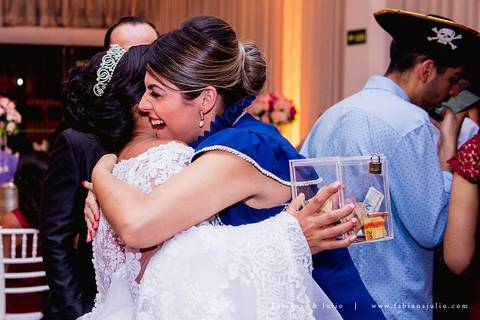 mariana assis, dia da noiva, loubg mariana assis, acic, casamento no acic, shamah flores, buque rosa, ursinho para daminha, daminha com urso, alianças no urso, vestido de noiva, fabiana e julio, fotografia de casamento, azahoo, terno azul'