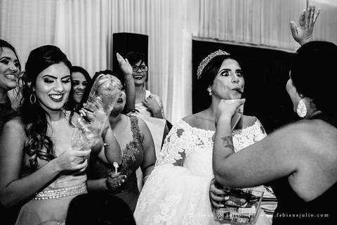 mariana assis, dia da noiva, loubg mariana assis, acic, casamento no acic, shamah flores, buque rosa, ursinho para daminha, daminha com urso, alianças no urso, vestido de noiva, fabiana e julio, fotografia de casamento, azahoo, terno azul'