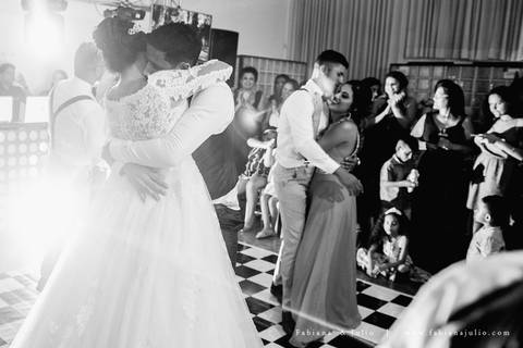 mariana assis, dia da noiva, loubg mariana assis, acic, casamento no acic, shamah flores, buque rosa, ursinho para daminha, daminha com urso, alianças no urso, vestido de noiva, fabiana e julio, fotografia de casamento, azahoo, terno azul'