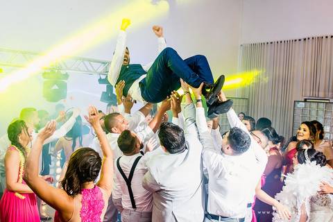 mariana assis, dia da noiva, loubg mariana assis, acic, casamento no acic, shamah flores, buque rosa, ursinho para daminha, daminha com urso, alianças no urso, vestido de noiva, fabiana e julio, fotografia de casamento, azahoo, terno azul'