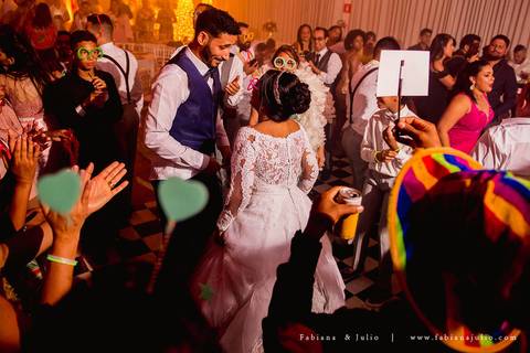 mariana assis, dia da noiva, loubg mariana assis, acic, casamento no acic, shamah flores, buque rosa, ursinho para daminha, daminha com urso, alianças no urso, vestido de noiva, fabiana e julio, fotografia de casamento, azahoo, terno azul'